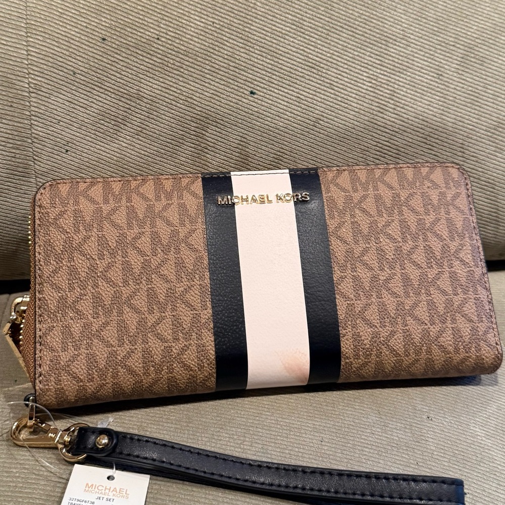 Michael Kors Jet Set Travel Continental Wallet